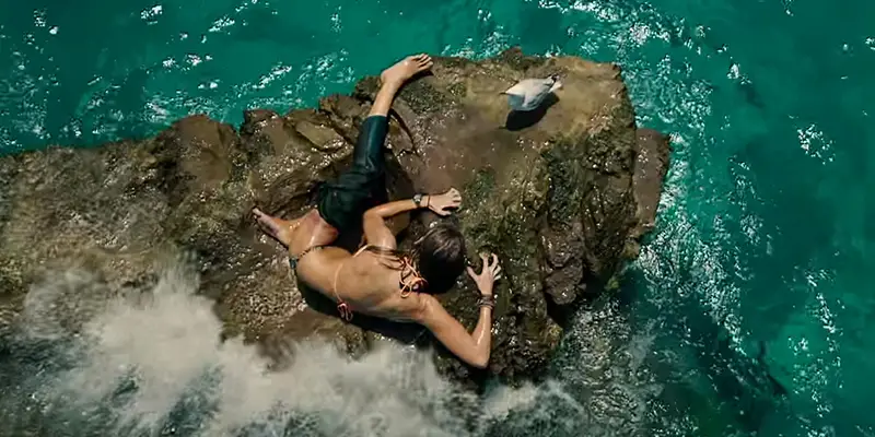 THE SHALLOWS: Walks the Line Between B-Movie & Tense Survival Thriller