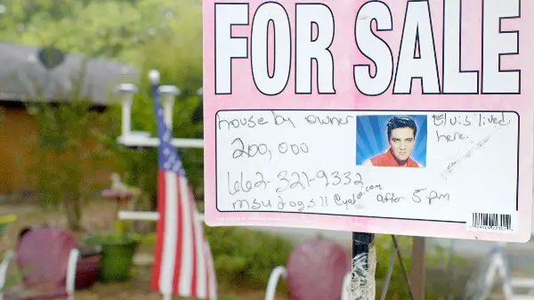 THE KING: Elvis Presley and the Death of the American Dream THE KING: Elvis Presley and the Death of the American Dream
