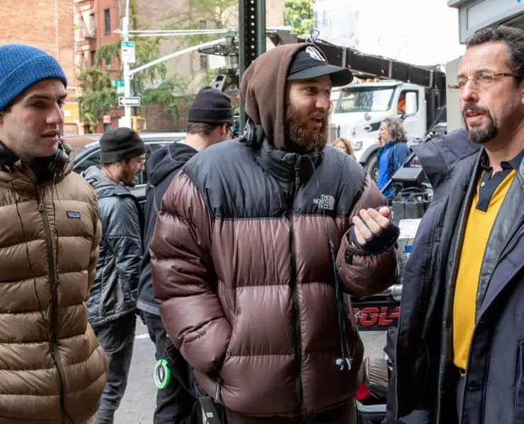 The Safdie Brothers with Adam Sandler on the set of Uncut Gems - Photo: Julia Cervantes/A24