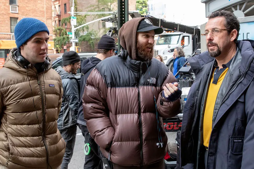 The Safdie Brothers with Adam Sandler on the set of Uncut Gems - Photo: Julia Cervantes/A24